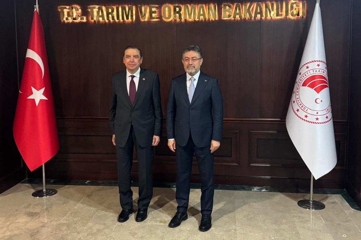 El ministro de Agricultura, Pesca y Alimentación, Luis Planas, y su homólogo turco, İbrahim Yumaklı, posan entre las banderas de