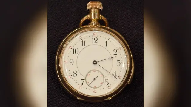 Un reloj de bolsillo registra la hora 2:20 am 