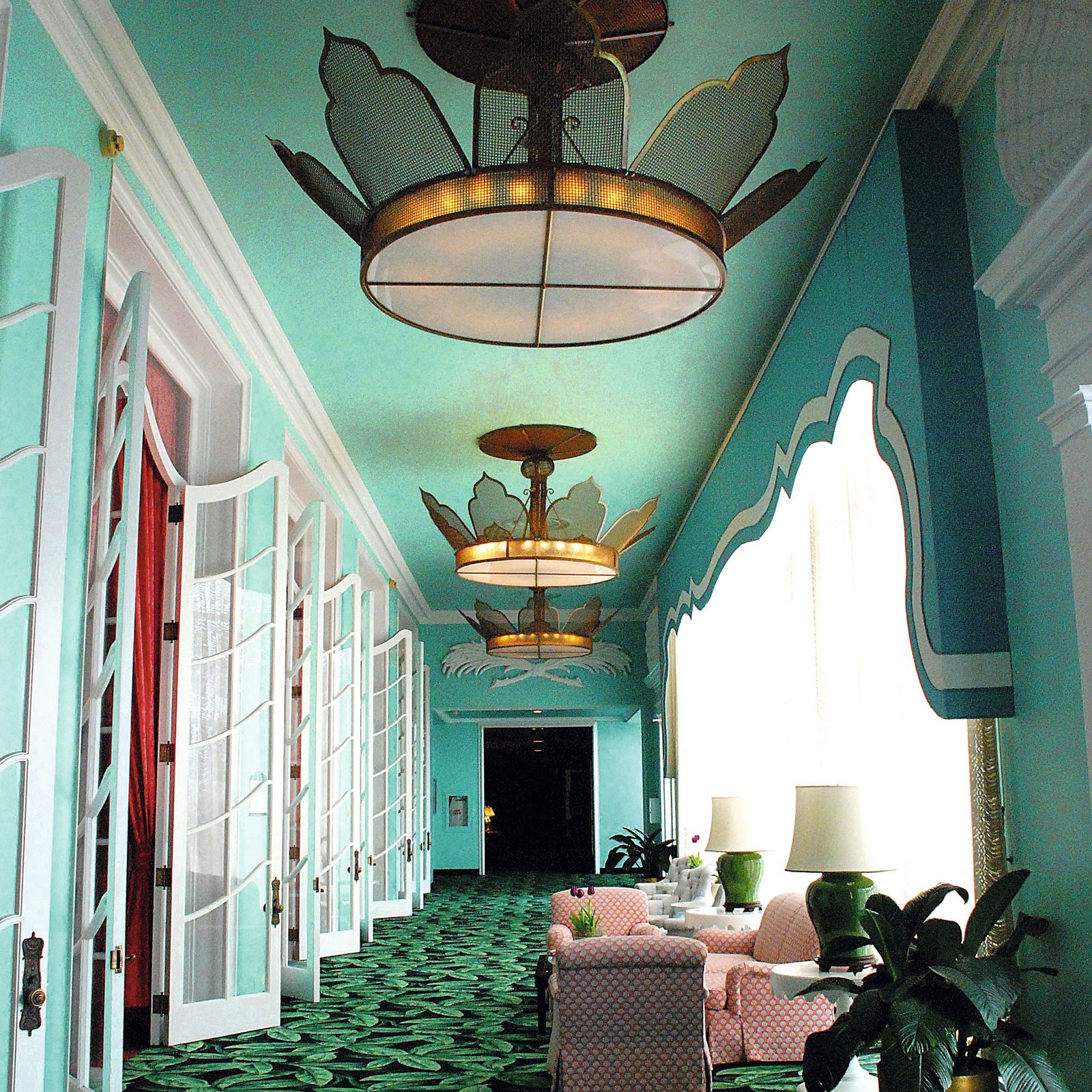 Una de las salas de the Greenbier Hotel diseñado por Dorothy Draper