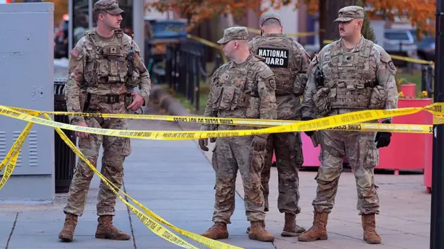 Miembros de la Guardia Nacional parados en el sitio del ataque a dos compañeros en Washington DC