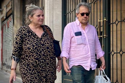 Una pareja paseando por la calle Una pareja paseando por la calle