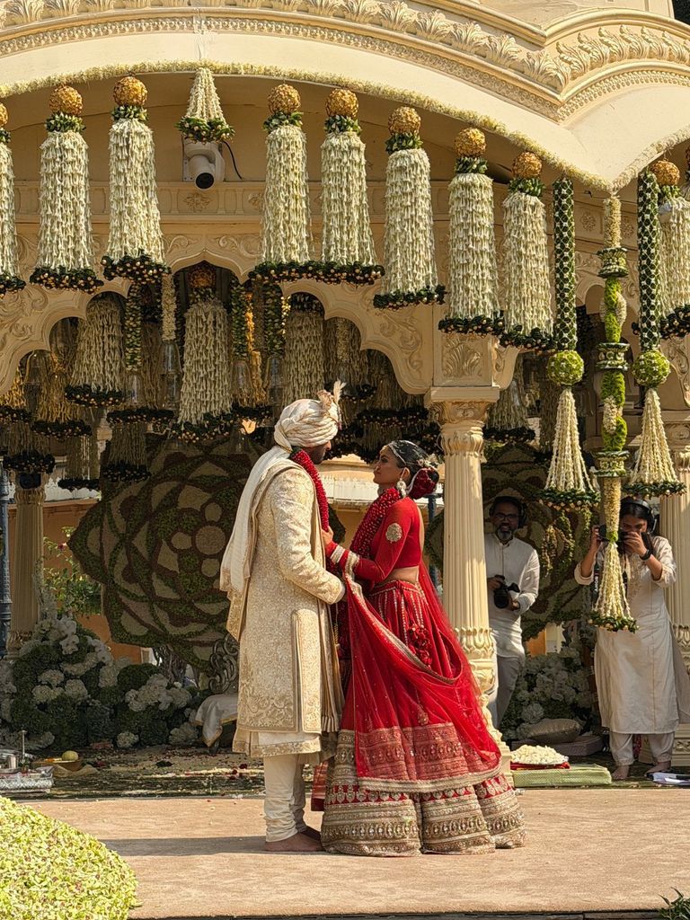 La millonaria boda india del año: actuación de Jennifer Lopez, escenario de James Bond y una tarta en forma de palacio