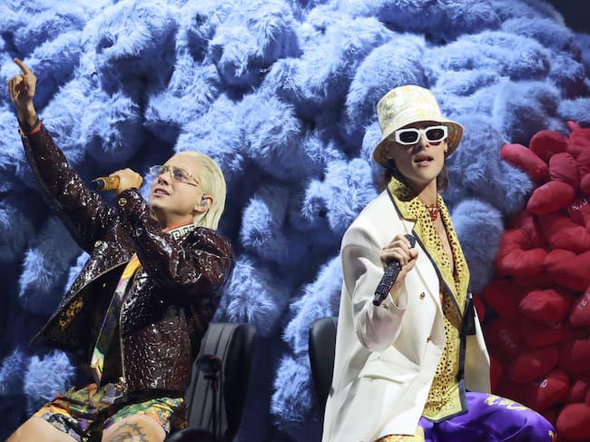 Los argentinos Ca7riel (d) y Paco Amoroso (i) en la ceremonia de los Latin Grammy.