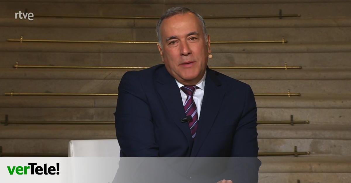 Xabier Fortes cerró su especial en el 24h desde el Pazo de Meirás con el "mejor himno de España con letra"