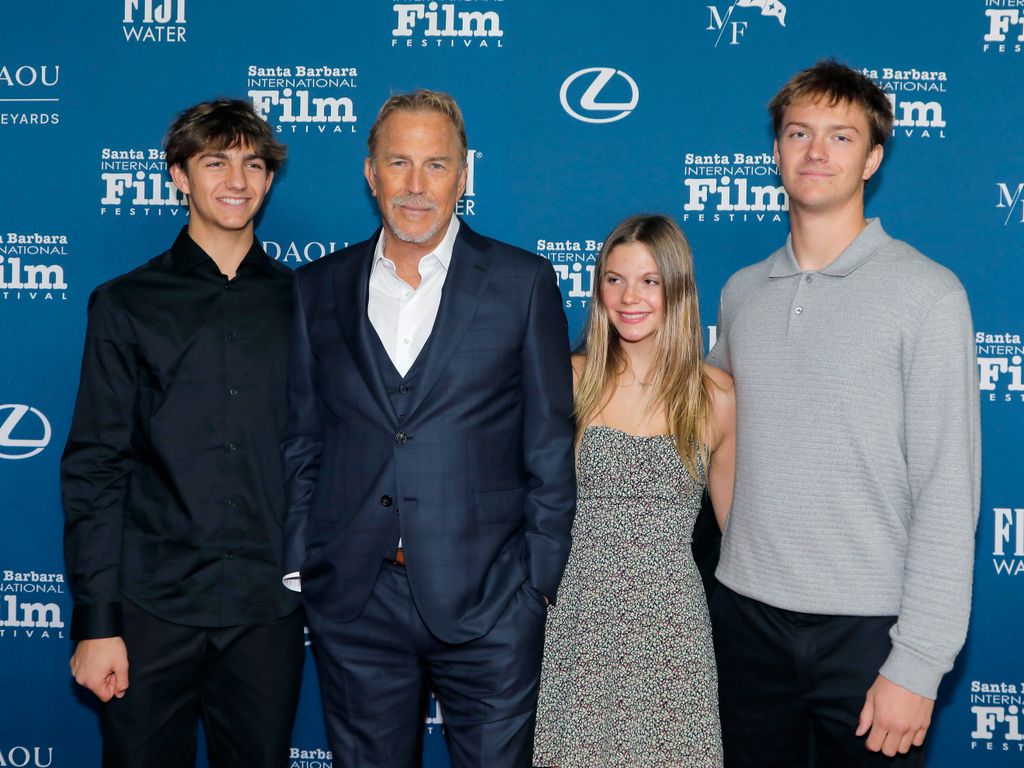 Kevin Costner con los tres hijos que tuvo con su ex, Christine Baumgartner