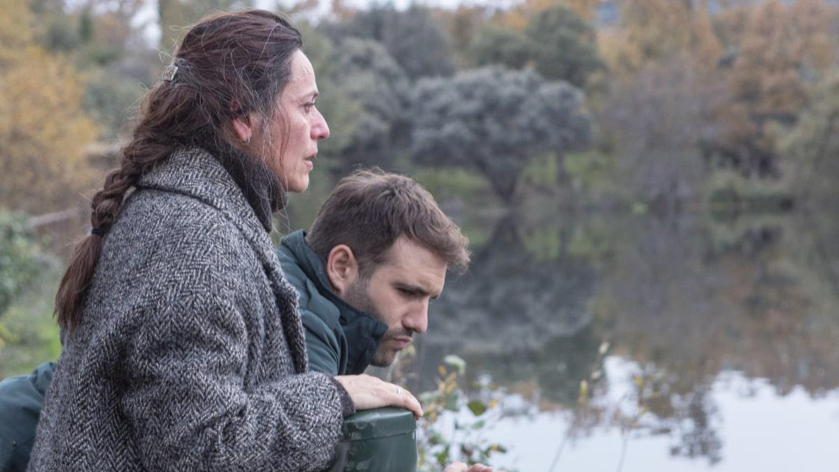 Ituño en un fotograma de la serie, en el Ambroz.