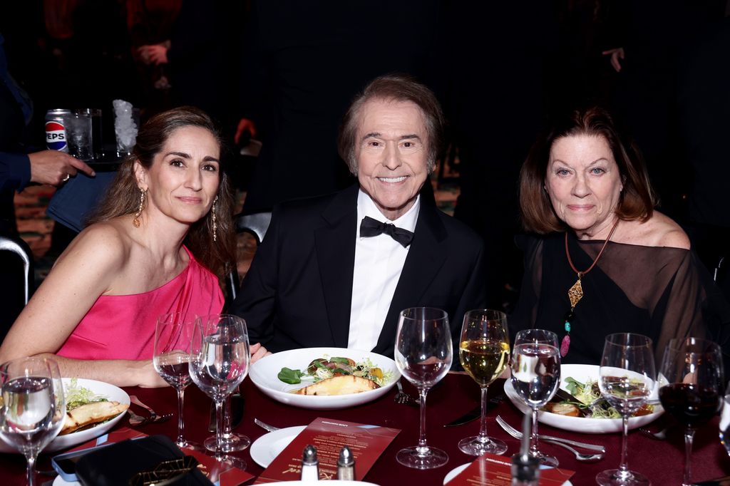 El homenajeado con su mujer e hija durante la cena