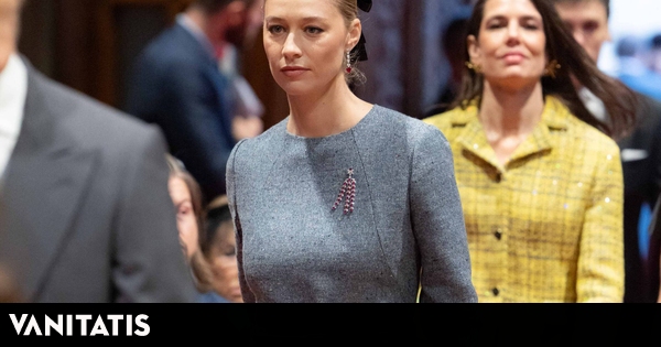 un impoluto vestido gris de Dior para el Día Nacional de Mónaco