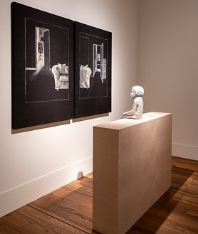 Imagen secundaria 2 - En las imágenes, detalle del montaje de las obras de Muñoz con los fondos del Prado, como esa 'Sara', en diálogo con 'Las Meninias' o las obras situadas en el exterior del museo.