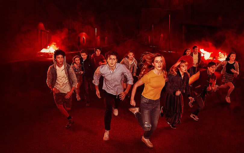 Un grupo de adolescentes se ve misteriosamente transportado a una réplica de su ciudad  pero sin rastro de sus padres. Mientras investigan qué h a pasado y cómo volver, deben sobrevivir sin adultos