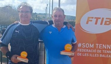 El tenista de Ibiza Jesús Ramírez, a la derecha, junto a su rival en la final, Martí Mascaró.