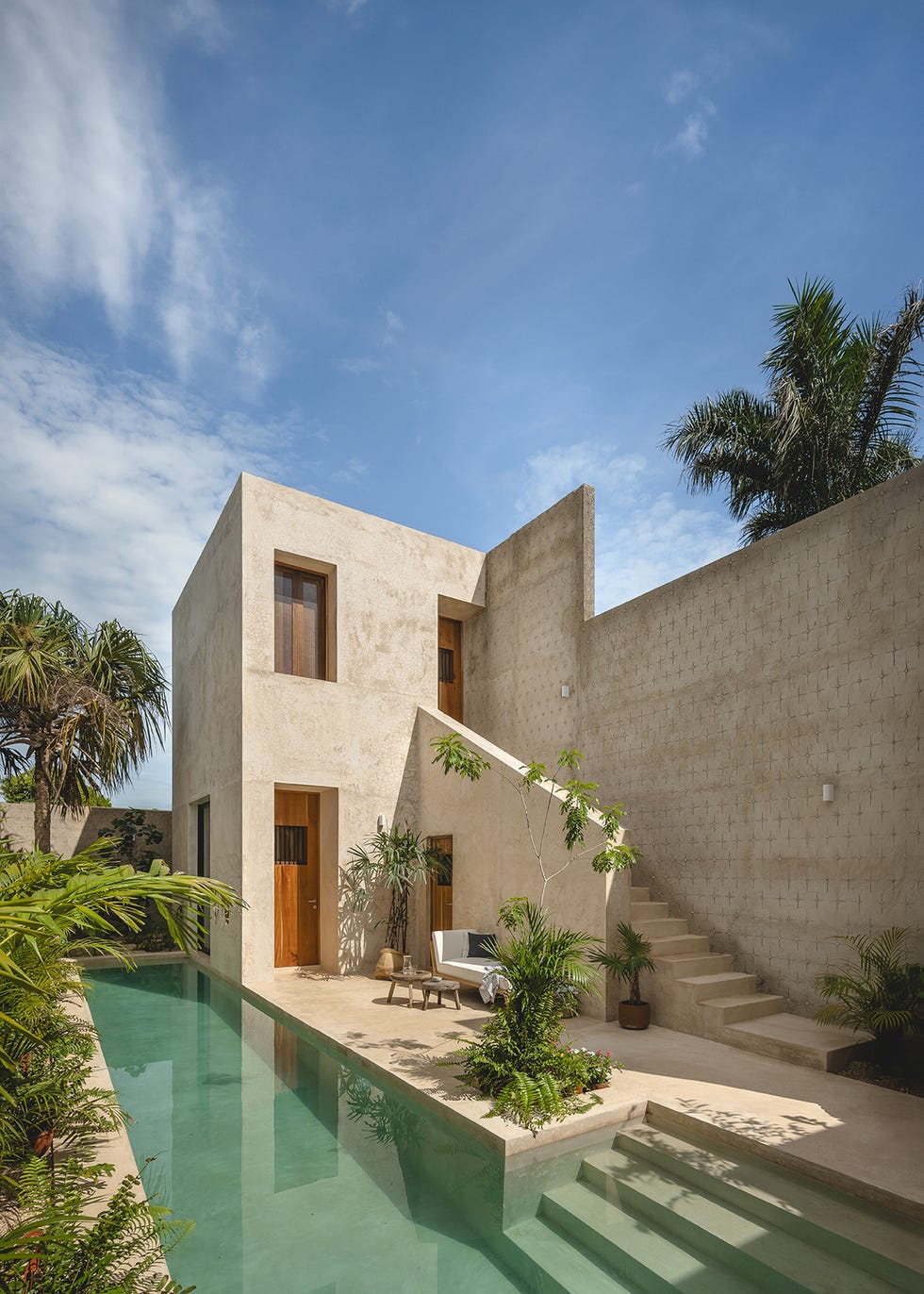 nada hace pensar que tras una sencilla fachada se encuentra una casa de mediados del siglo pasado, reformada, con patio y piscina