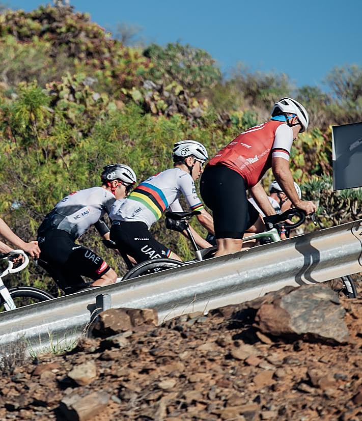 Imagen secundaria 2 - Tadej Pogačar capitaliza la atención en la TotalEnergies Gran Fondo Pico de las Nieves 2025