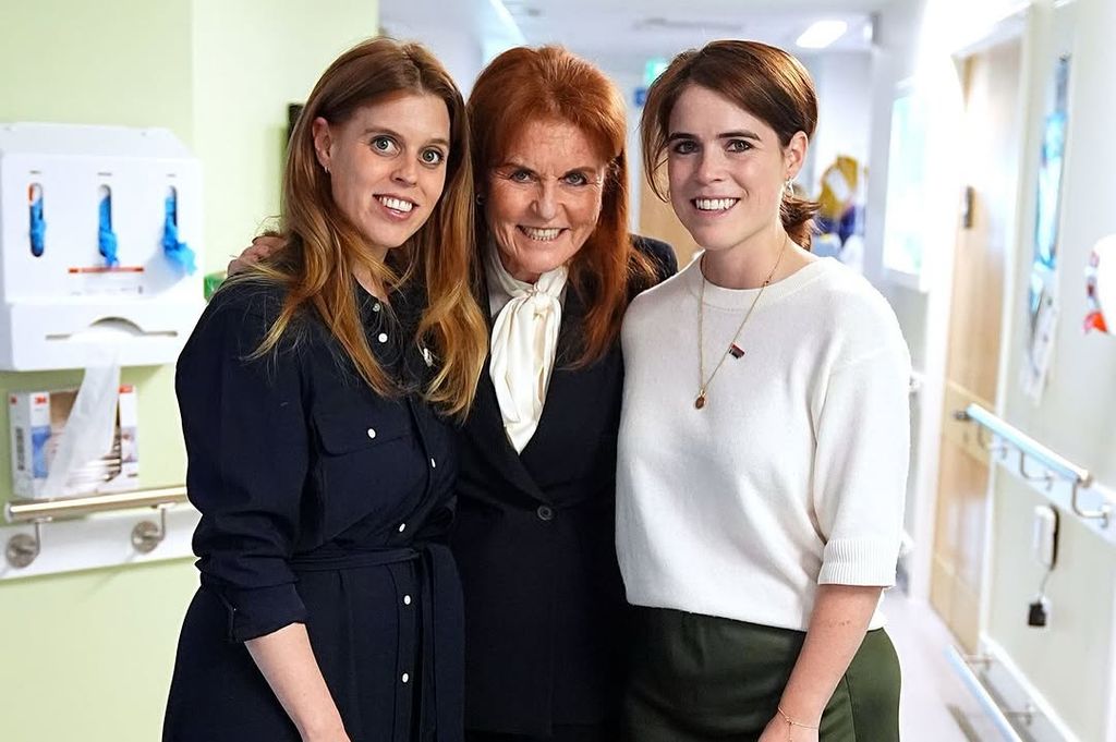 Las princesas Eugenia y Beatriz de York con Sarah Ferguson  visitan un centro de cáncer en 2025