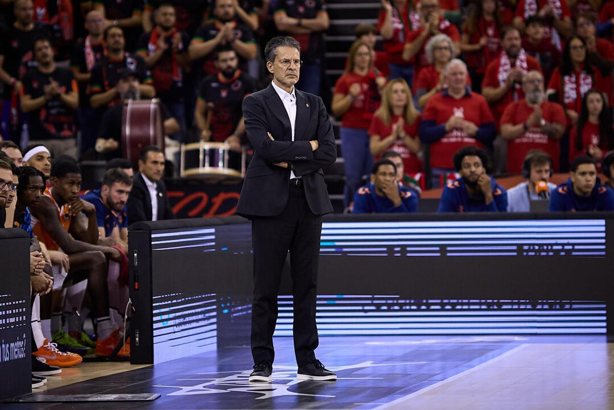 Pedro Martínez, con gesto serio durante el Covirán Granada - Valencia Basket