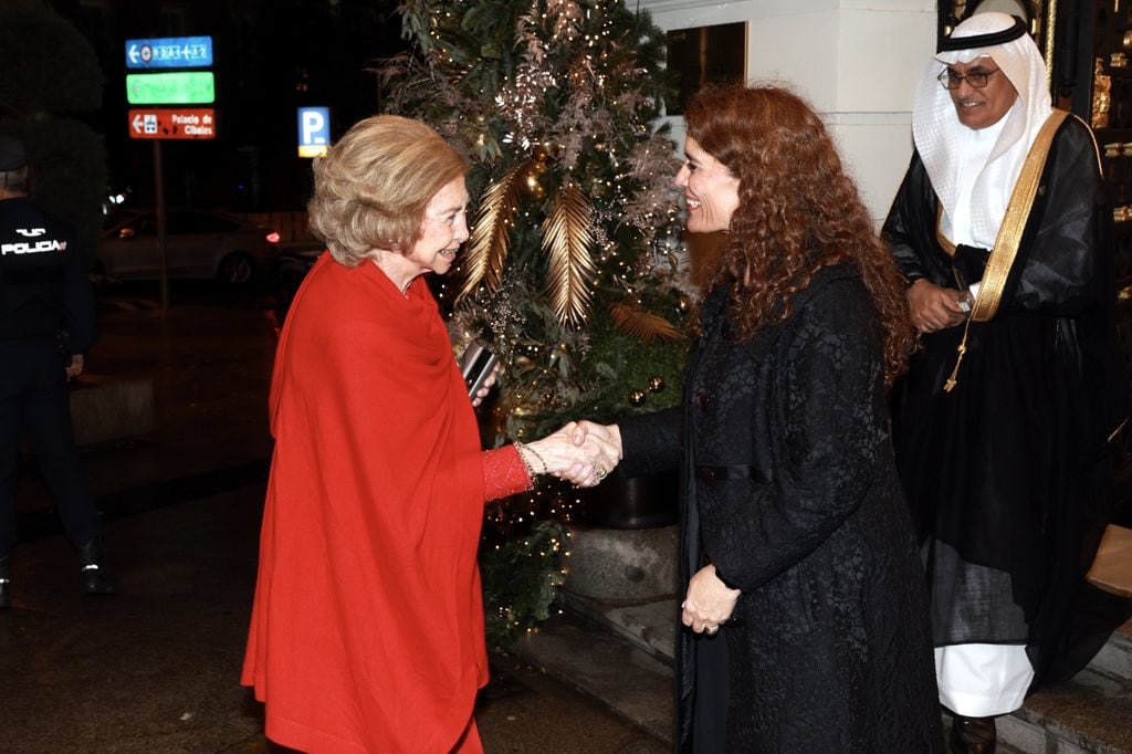 Doña Sofía saludando a su llegada la secretaria general de Investigación, Eva Ortega