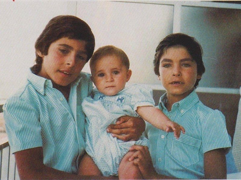 Plano medio de Kiko Rivera con sus hermanos Francisco y Cayetano de niños