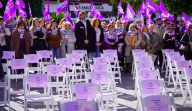 Nuria López, Yolanda Carrasco y Carlos Aristu en la concentración de Sevilla con motivo del 25N