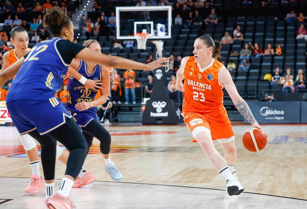 Alina Iagupova, en el partido de Euroleague Women ante el Fenerbahçe.