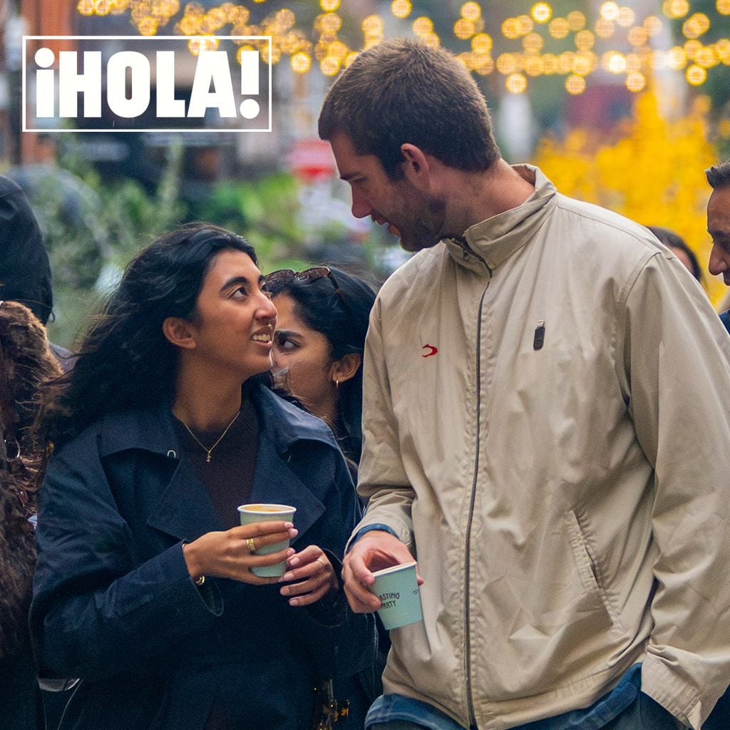 Sophia Khan, mirando de forma muy romántica a Juan Urdangarin