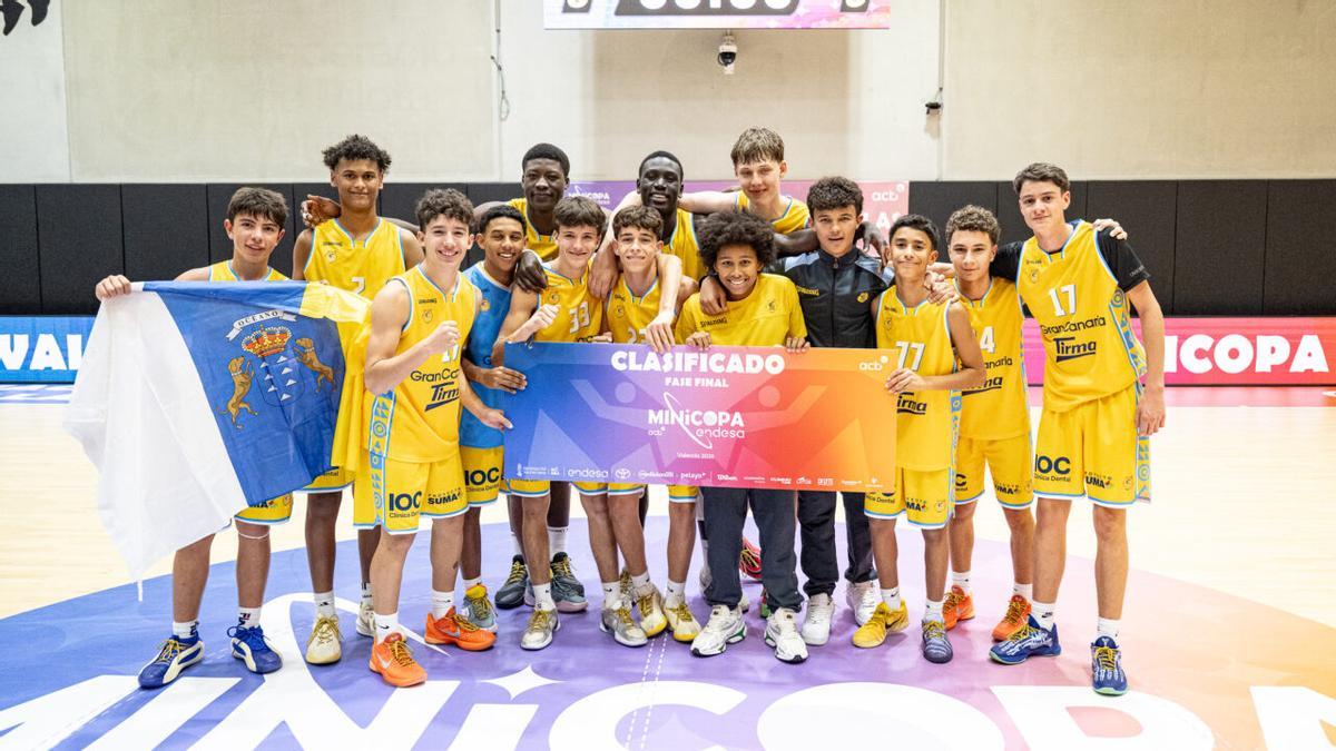 Los jugadores del Tirma Gran Canaria exhiben su billete para la Minicopa, ayer en Valencia.