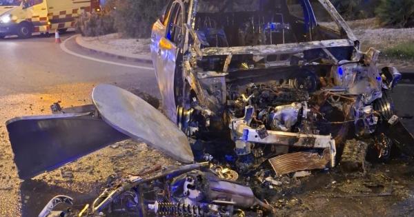 El coche implicado en el accidente mortal figura como robado y tenía las matrículas 'dobladas'