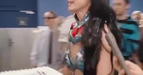 Críticas a Katy Perry por tirar al suelo una tarta de cumpleaños hecha por una fan