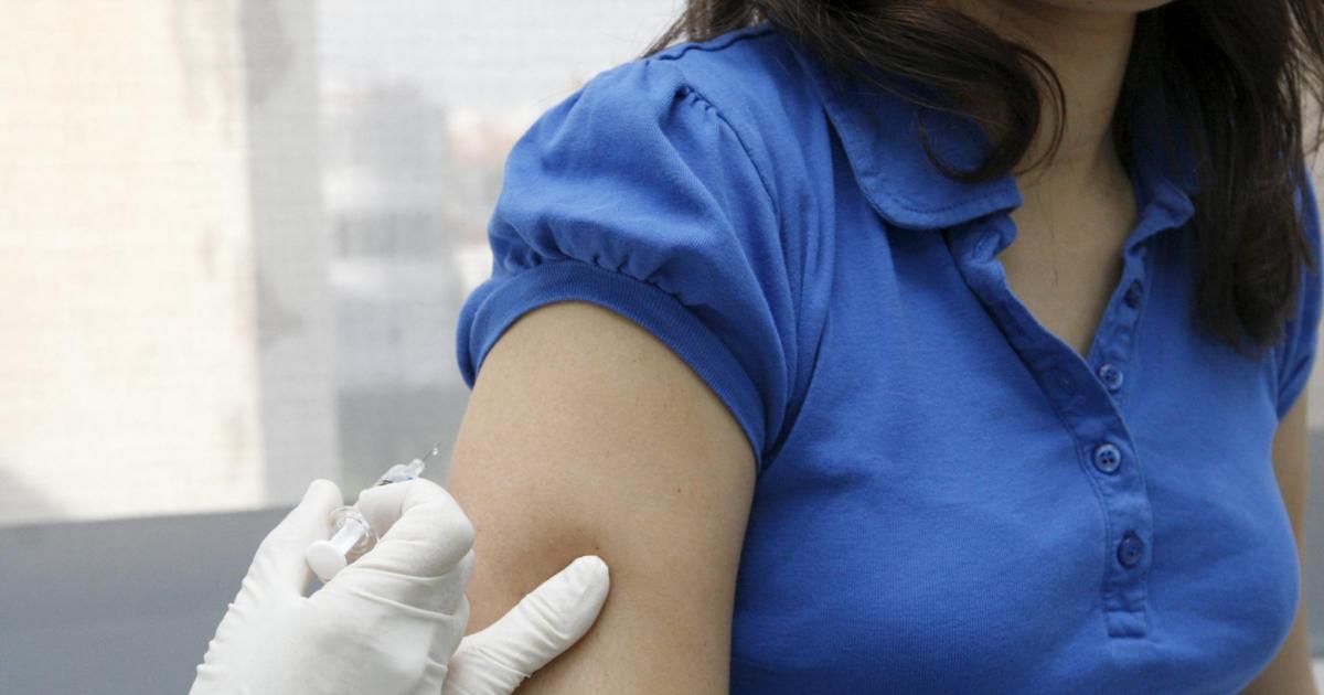 Salut recurre a incentivos para convencer a un 70 % de sanitarios que aún rechaza la vacuna de la gripe