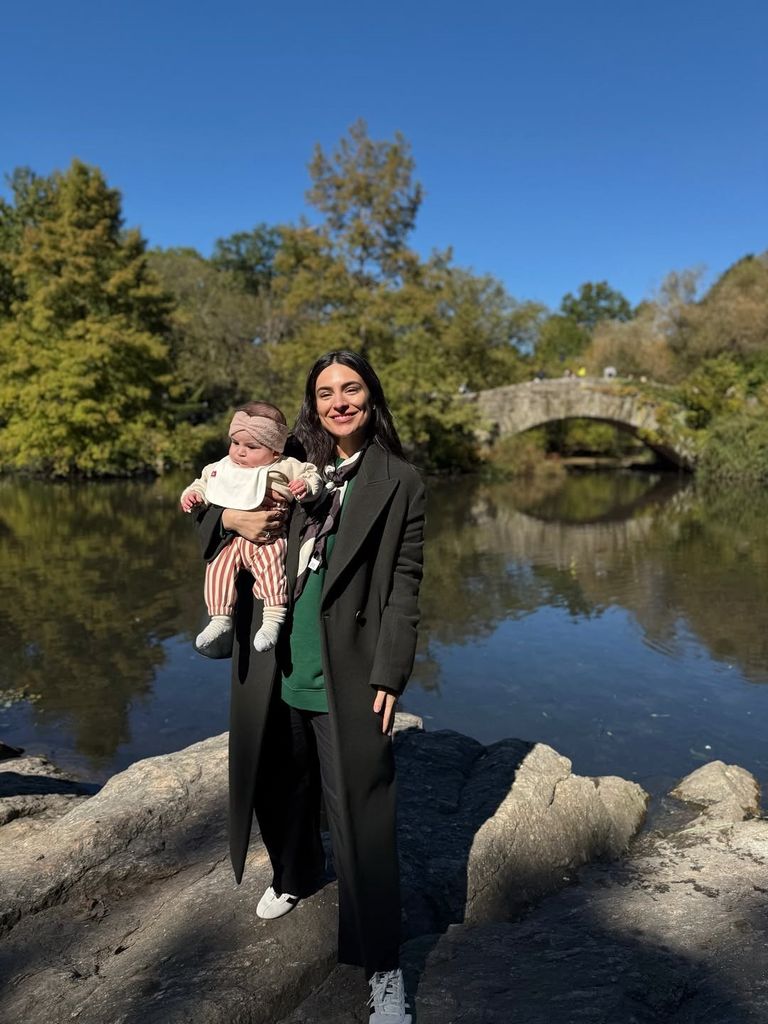Ana Brenda Contreras y su hija Aria en Nueva York.