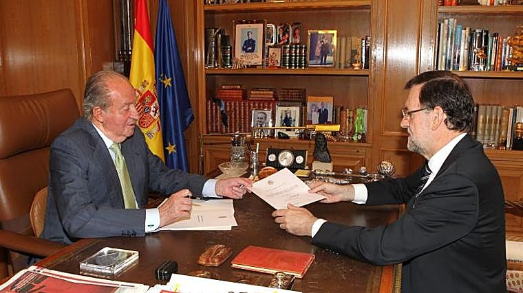 Don Juan Carlos, junto a Mariano Rajoy en Zarzuela tras firmar su abdicación