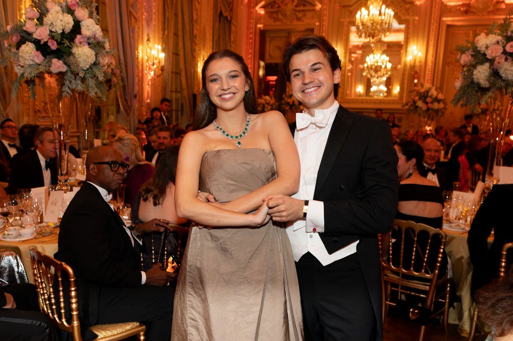 Almudena Dailly con su 'cavalier', su hermano Diego