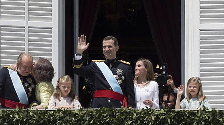 Felipe VI a su salida al balcón del Palacio Real en la Plaza de Oriente en su proclamación.