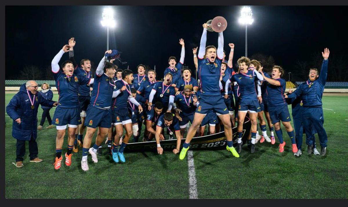 El equipo nacional, celebrabdo el triunfo.