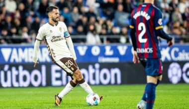 Kirian Rodríguez golpea el esférico ante el Huesca, en su única titularidad.