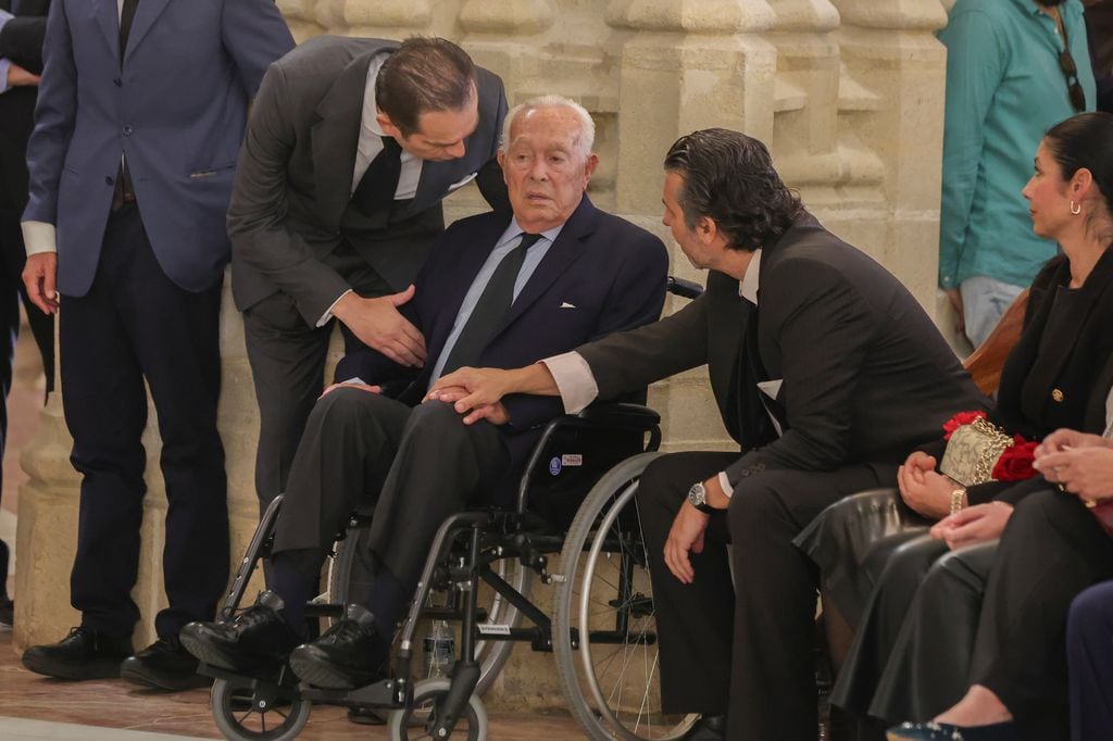 Curro Romero y Jesús Soto de Paula en el funeral de Rafael de Paula 