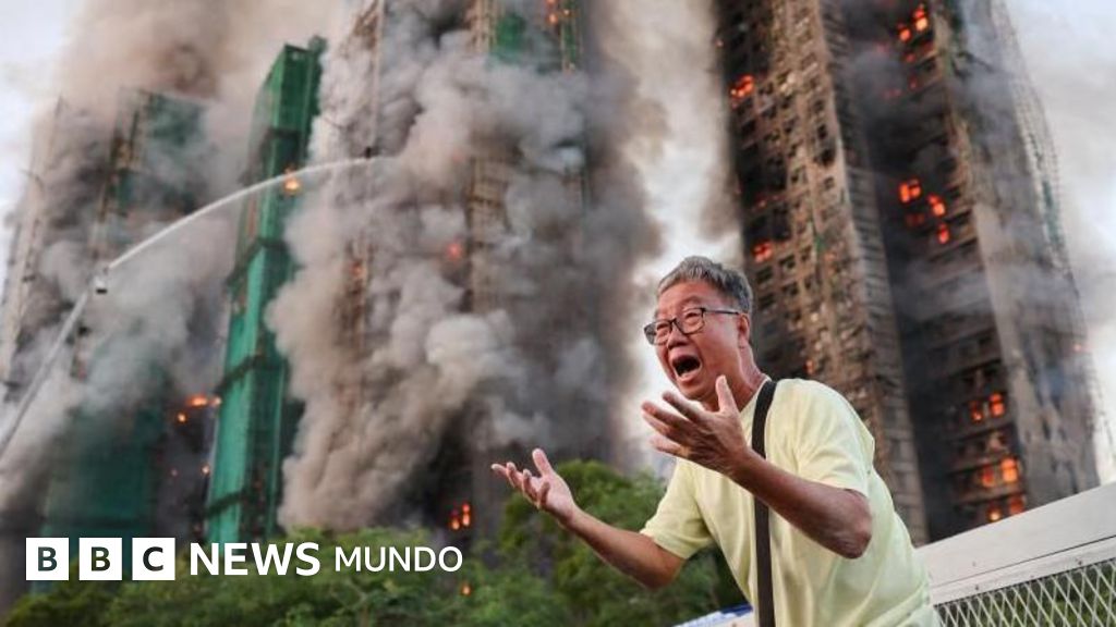 Un enorme incendio en un complejo de rascacielos residenciales en Hong Kong deja al menos 36 muertos y cientos de desaparecidos
