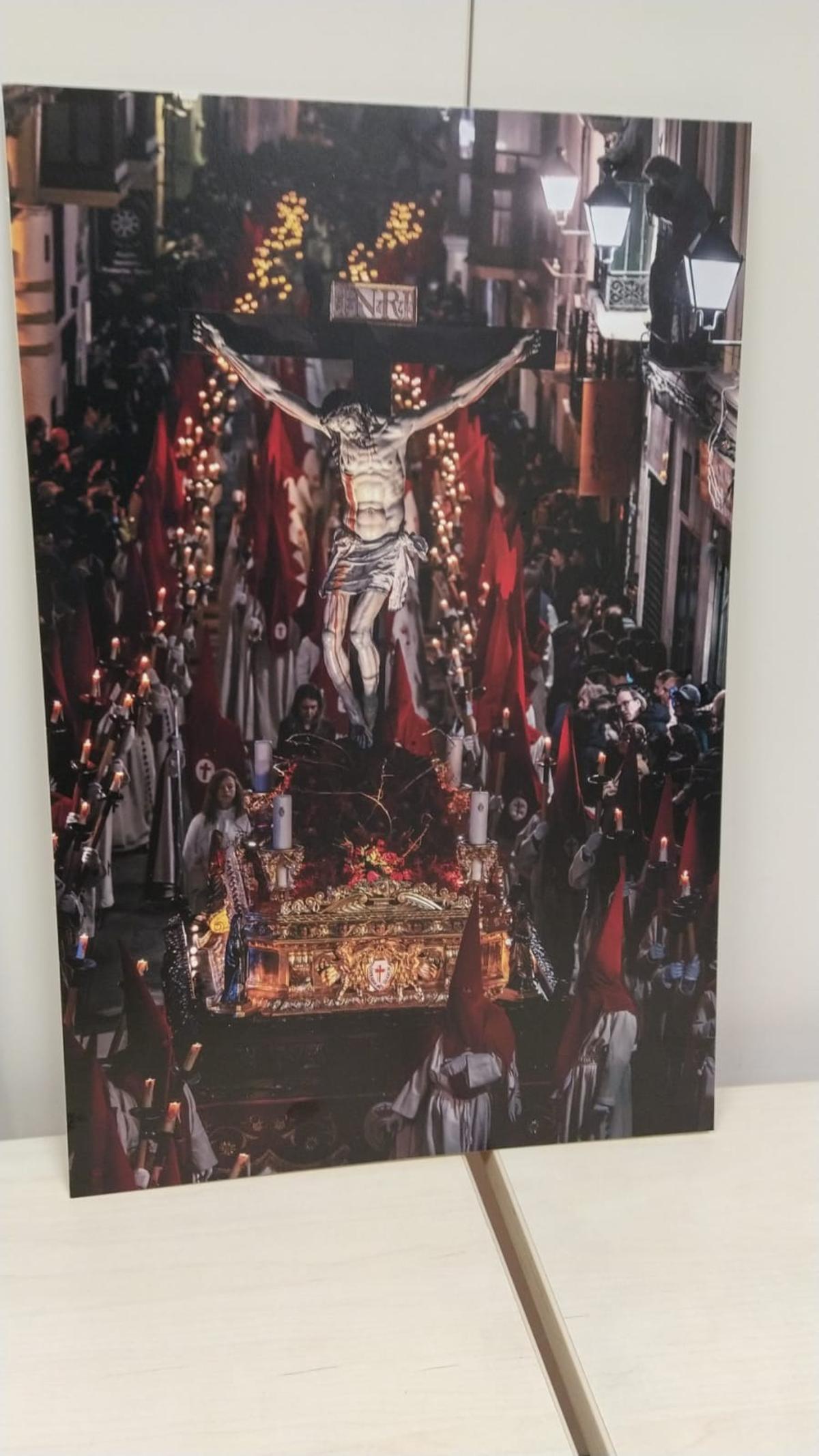 Nuestra pasión. Injurias. Pedro Barrios Macias recibe el tercer premio del concurso de fotografía de la Junta Pro Semana Santa de Zamora.