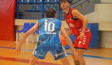 Pablo Sánchez encara a Oriols Balsells, jugador del CB Aridane (Foto: Juan Antonio Hernández)