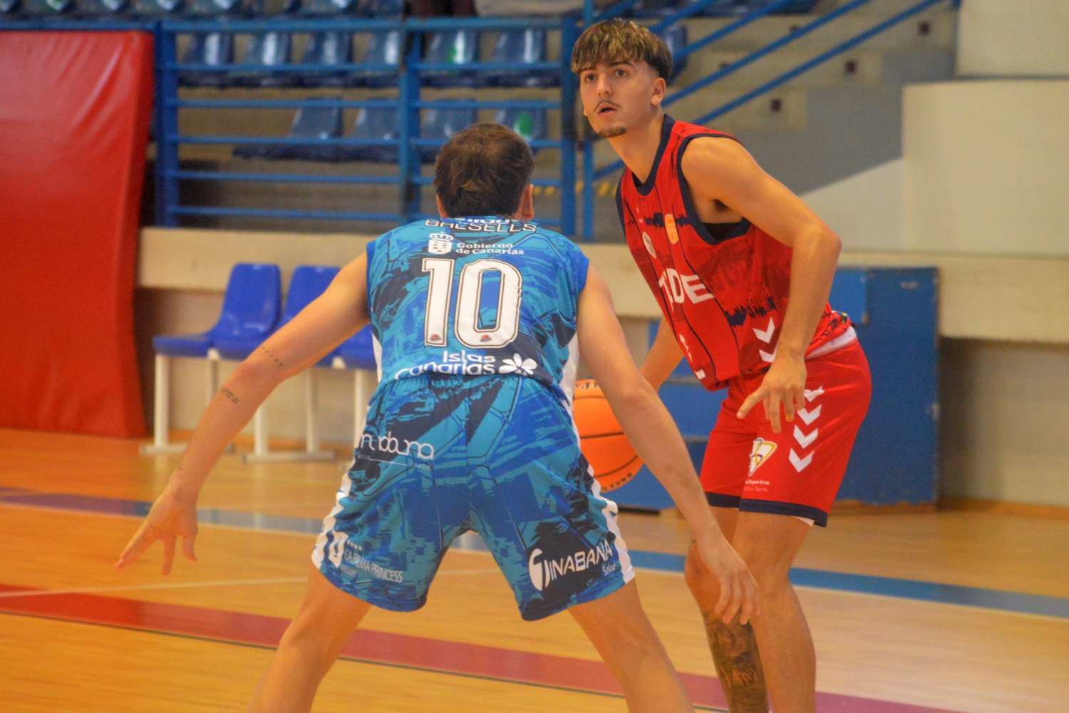 Pablo Sánchez encara a Oriols Balsells, jugador del CB Aridane (Foto: Juan Antonio Hernández)