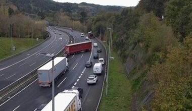 Retenciones en la BI-30, en sentido Cruces, por un accidente múltiple a la altura de Sondika
