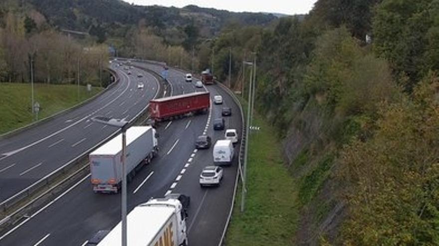 Retenciones en la BI-30, en sentido Cruces, por un accidente múltiple a la altura de Sondika