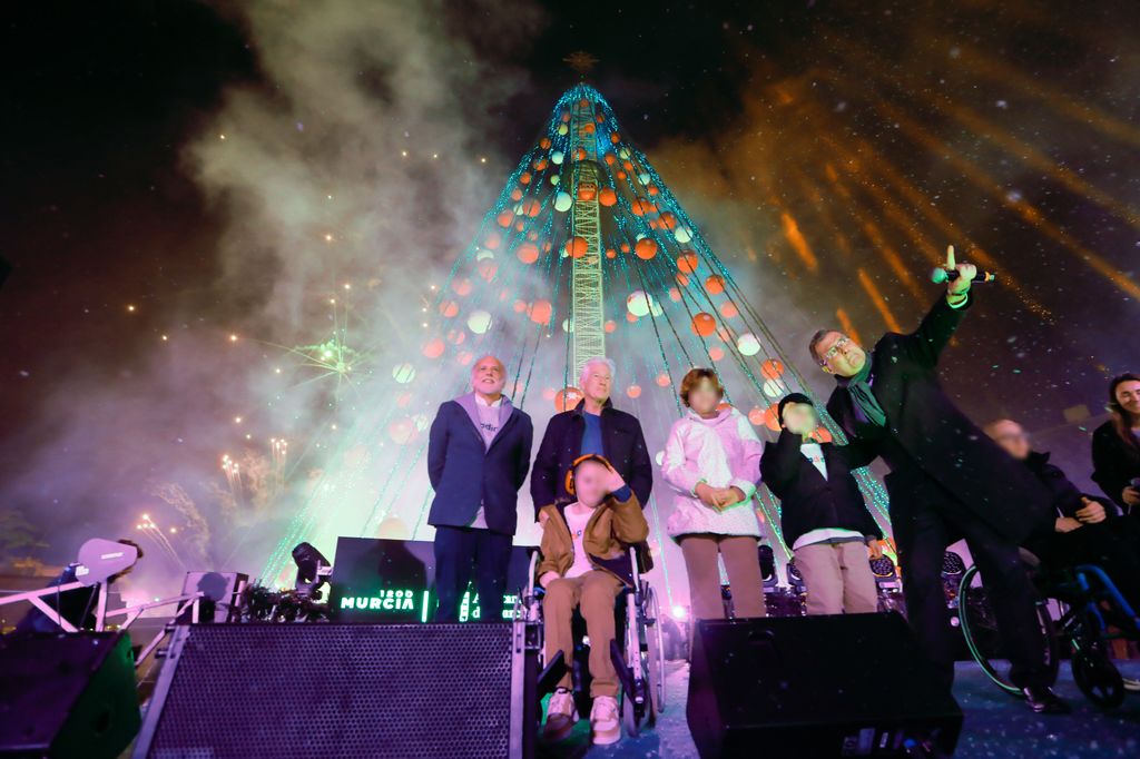 El actor Richard Gere participa en el encendido del Gran Árbol de la Navidad de Murcia