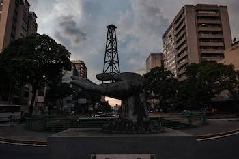 Una estatua de una mano