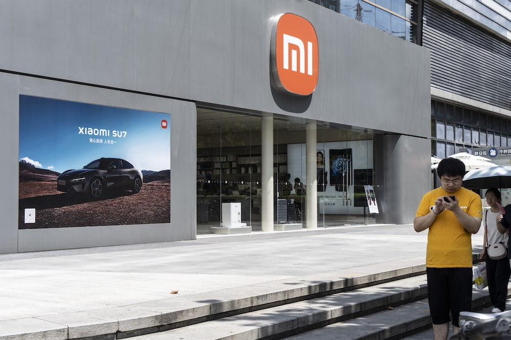 Xiaomi Stores in Shanghai Ahead of Earnings