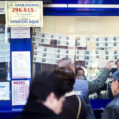 El motivo por el que el lotero nos tiene que dar la Lotería de Navidad con la mano derecha