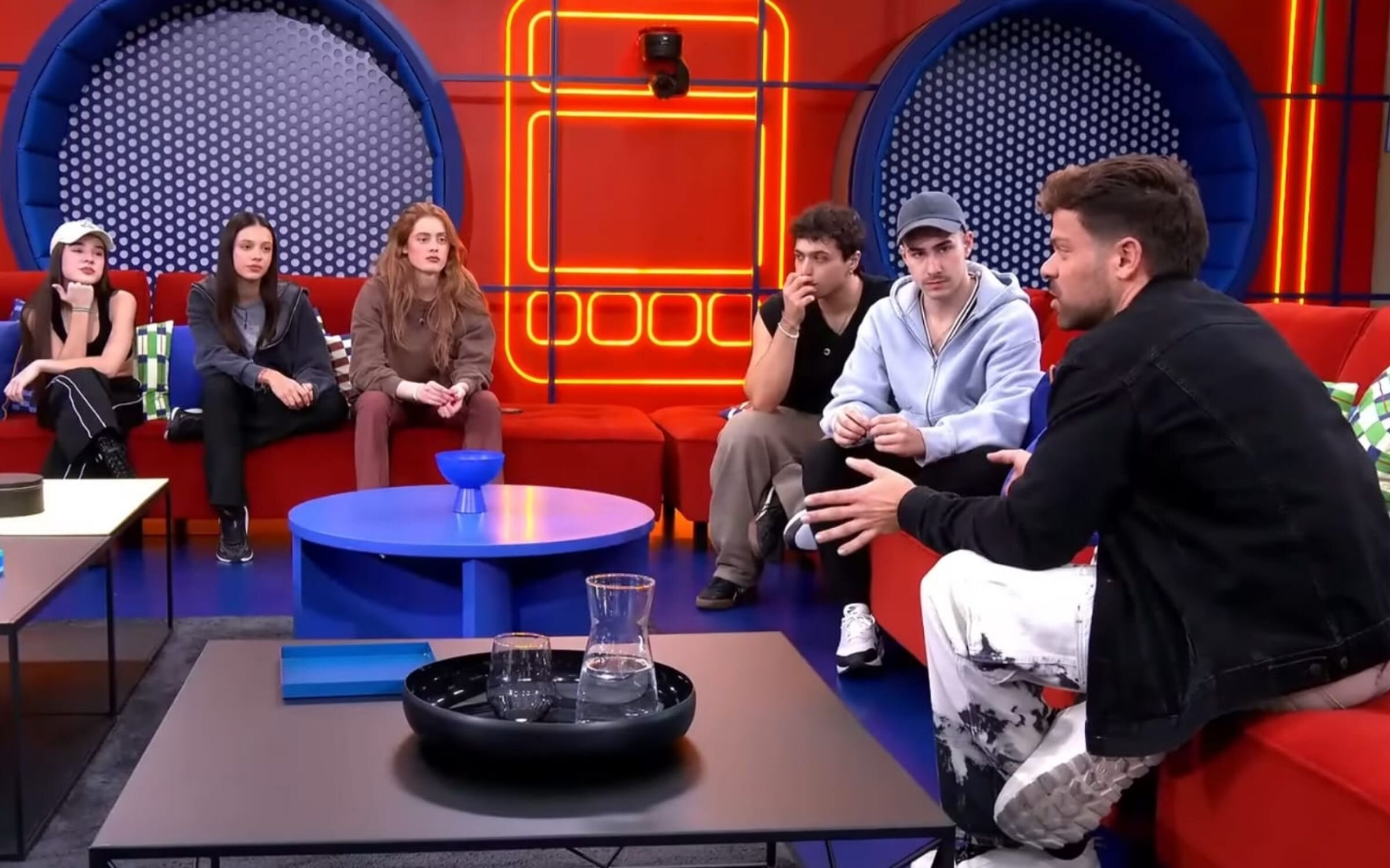 Claudia Arenas y Olivia Bay durante la charla de Ricky Merino en 'OT 2025'