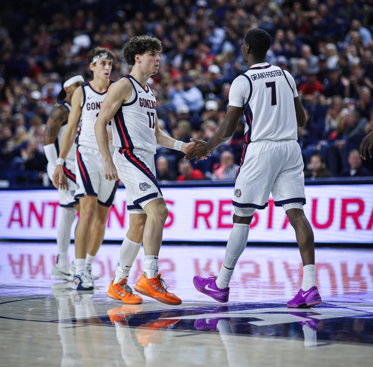 Mario Saint-Supéry firmó ocho puntos en su debut en la NCAA.