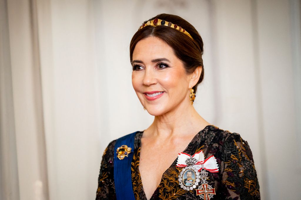 Mary de Dinamarca en una cena de gal el pasado marzo con una tiara que no se veía desde hacía 140 años