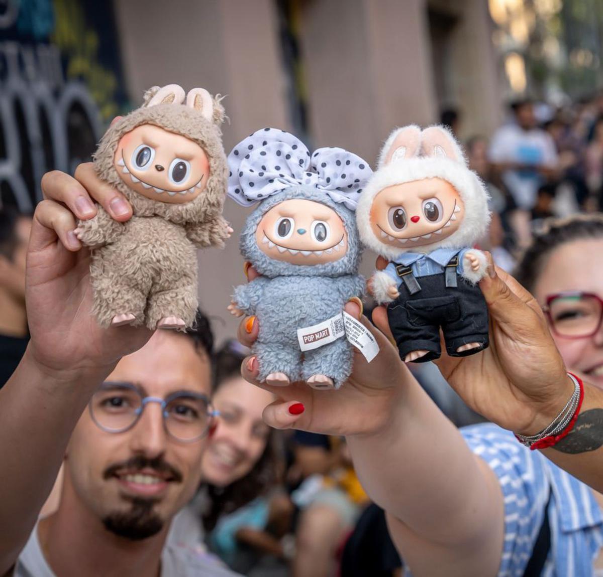 Fans de Labubu exhibeixen els ninos davant d’una botiga a Barcelona. | MANU MITRU