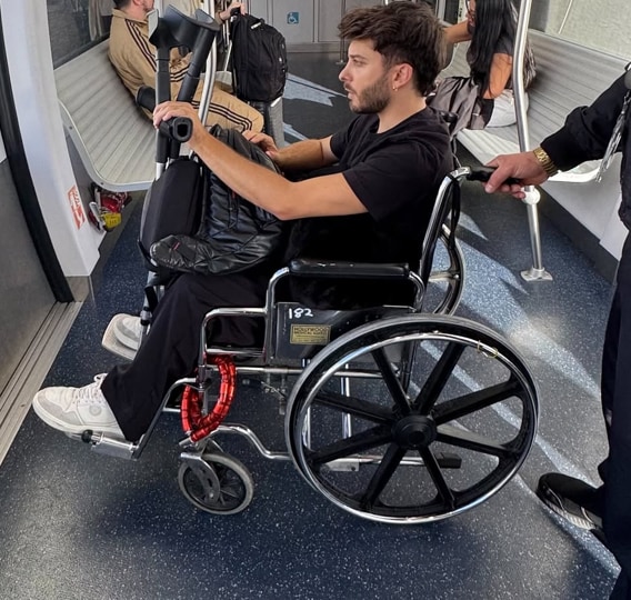 Imagen del protagonista en silla de ruedas